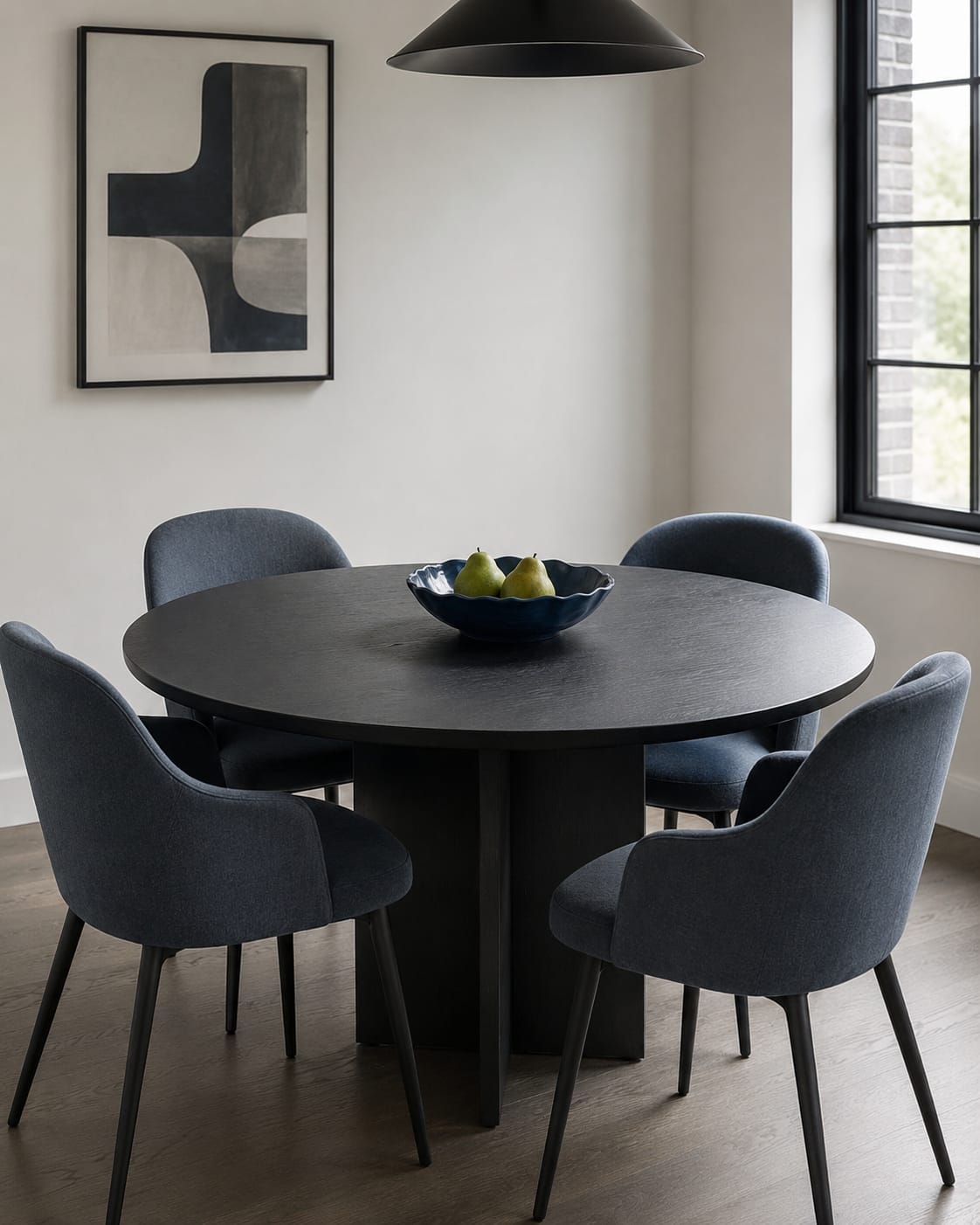 Dining Table Decor - Ravnora Decor Round dining table with one low centered blue bowl